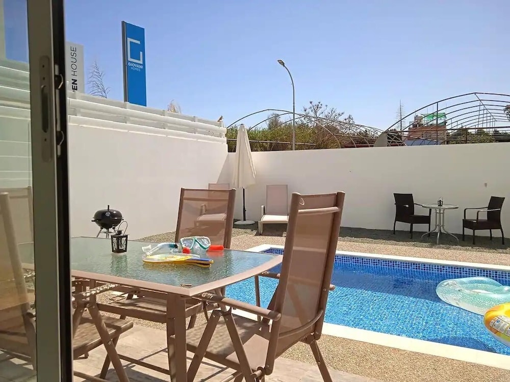 Beautiful Detached Modern Villa With Pool