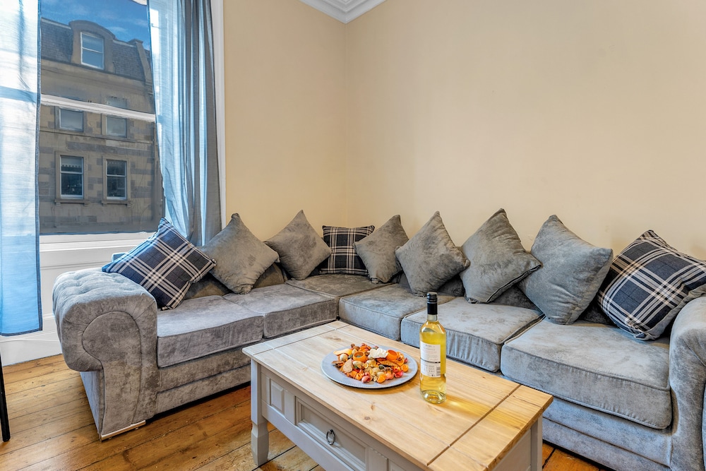 Jasmine Apartment — 5-Star Luxury Hotel in Edinburgh, United Kingdom