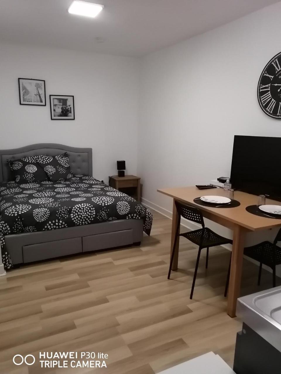 Studio Blanctout Equipe Wifi — hotel in Le Creusot