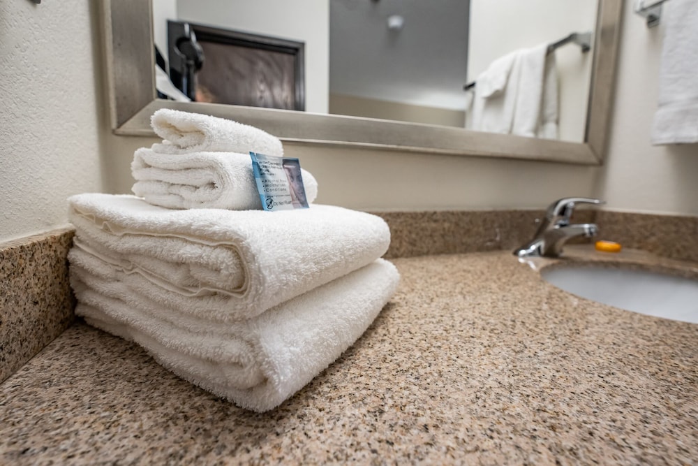 Christopher Inn and Suites - photo 27