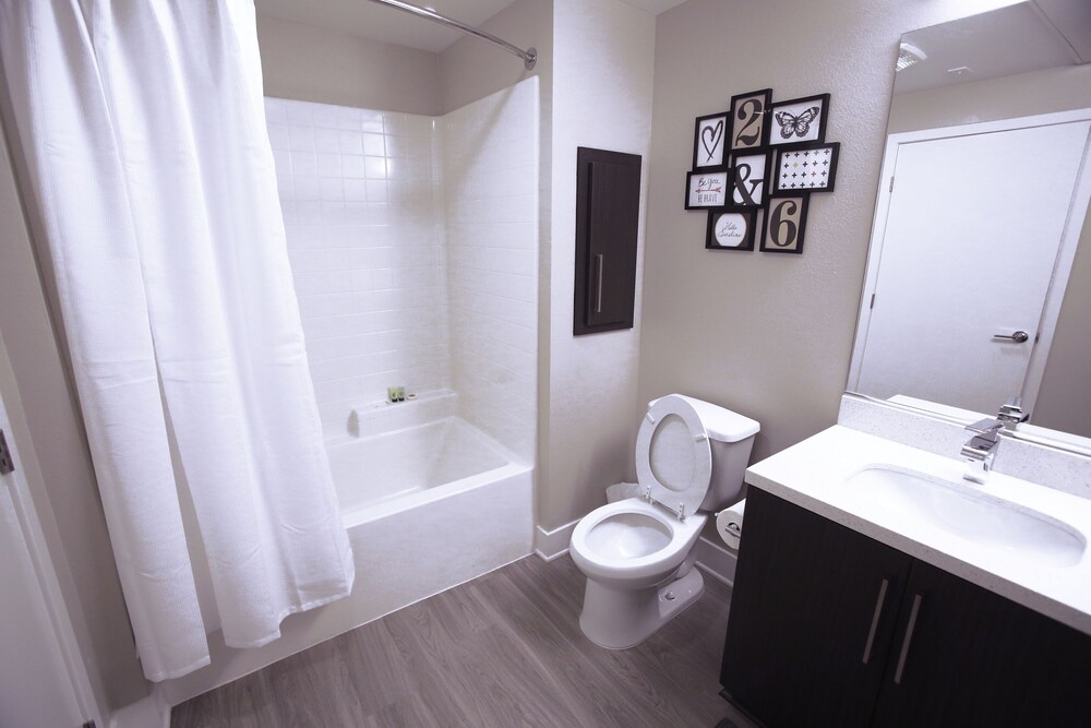 Hollywood Central Suites - photo 26