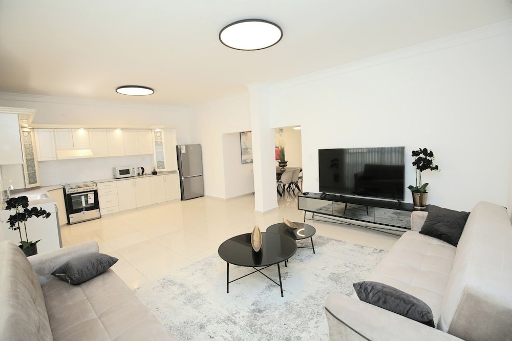 City center luxury apartment in Netanya — 4-Star Luxury Hotel in Netanya, Israel
