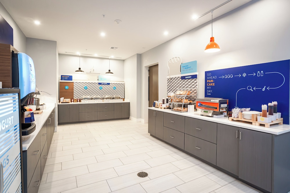 Holiday Inn Express & Suites Waco Downtown by IHG - photo 35