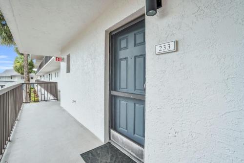 Deluxe Condo with Lake Views — 4-Star Luxury Hotel in Naples, United States