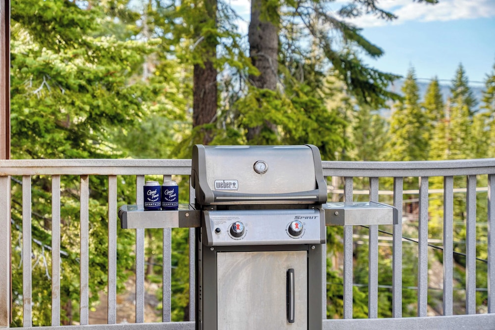 Lake Beach Access Pool Tennis Walk to Chambers Tahoe Timber by AvantStay — hotel in Homewood