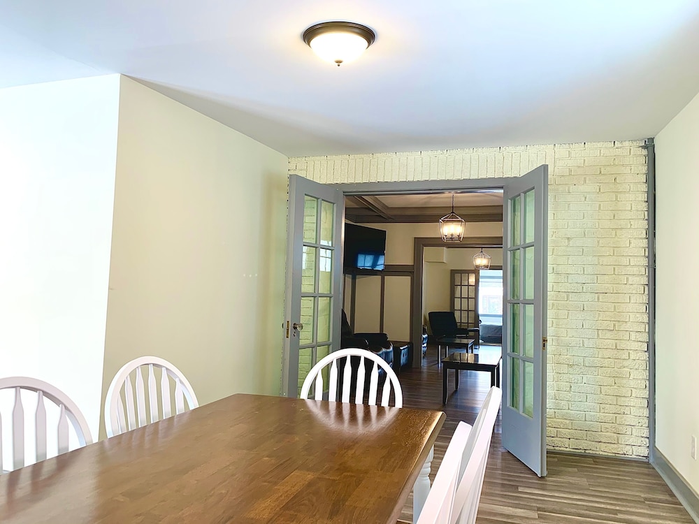 The Aquarium Chateau With Private Yard & Parking Near Falls Casino by Niagara Hospitality - photo 34