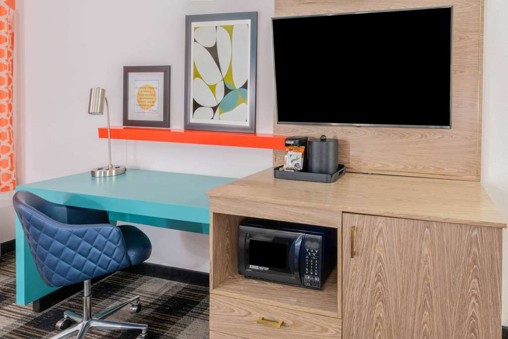 La Quinta Inn & Suites by Wyndham Oklahoma City Airport - photo 14