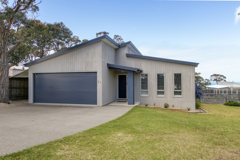 Pelican House Modern Family Retreat — 4-Star Luxury Hotel in Lakes Entrance, Australia