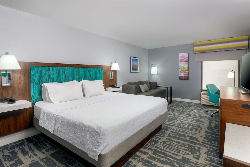 Hampton Inn Salisbury - photo 13