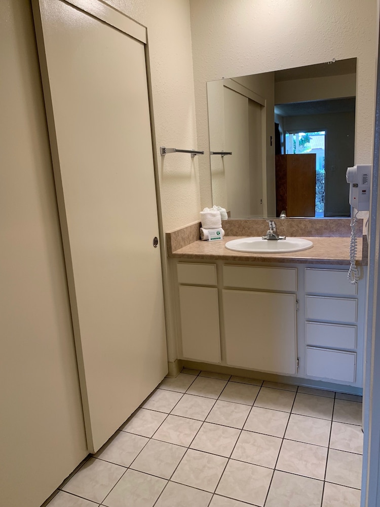 California Suites Hotel - photo 9