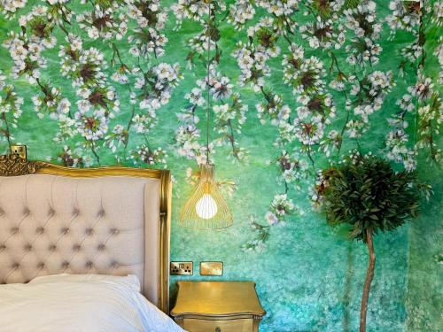 Secret Garden House 7 bed Manor House with Hot Tub and Magical walled Gardens