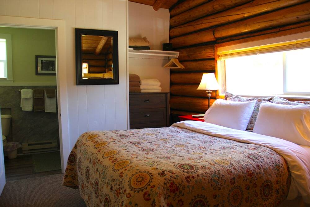 Yellowstone Hot Springs Resort - photo 6