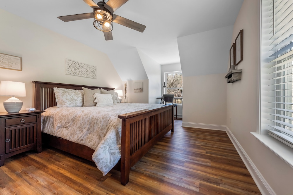 Charming Murphy House with Deck And River Views — 4-Star Luxury Hotel in Murphy, United States