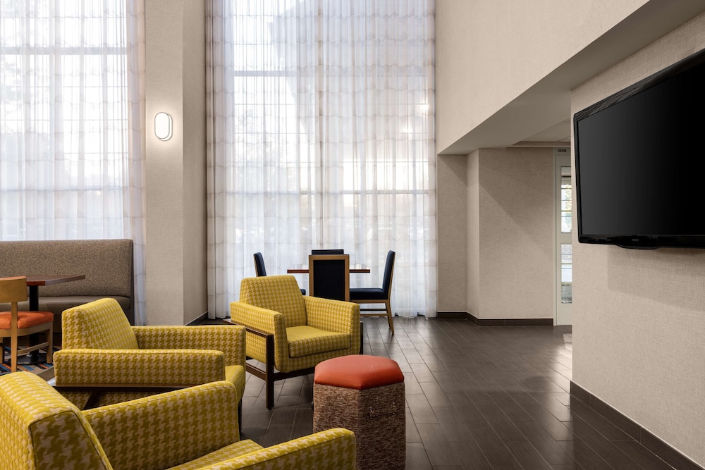 Hampton Inn & Suites State College at Williamsburg Square - photo 2