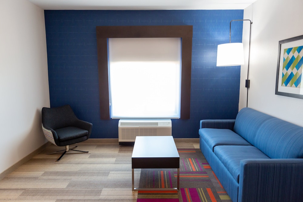 Holiday Inn Express & Suites Kingfisher by IHG - photo 5