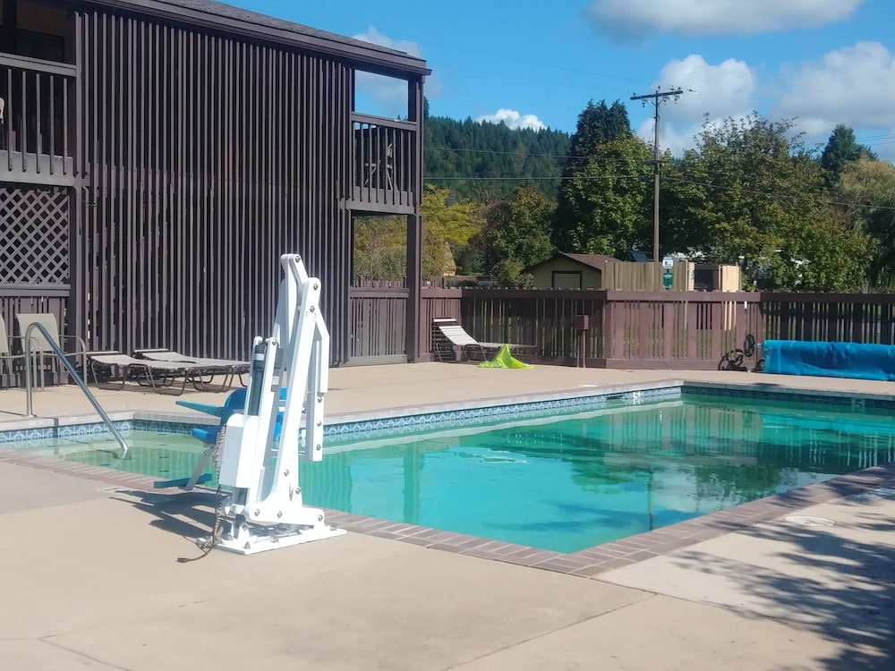 Oakridge Inn & Suites - photo 22