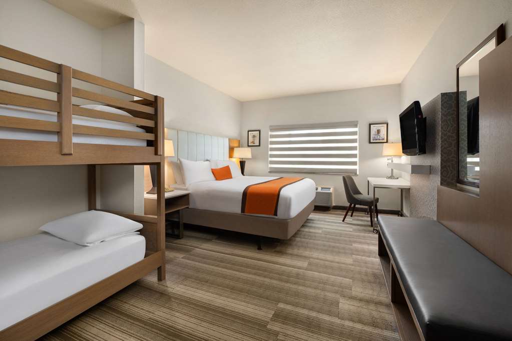 Hotel Marguerite Anaheim Garden Grove Trademark Collection by Wyndham - photo 34