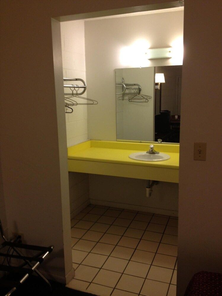 Slumber Inn Of Harrisonville - photo 21