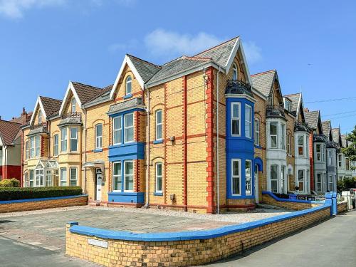 Three Uk43701 - carbon neutral hotel in Unknown City