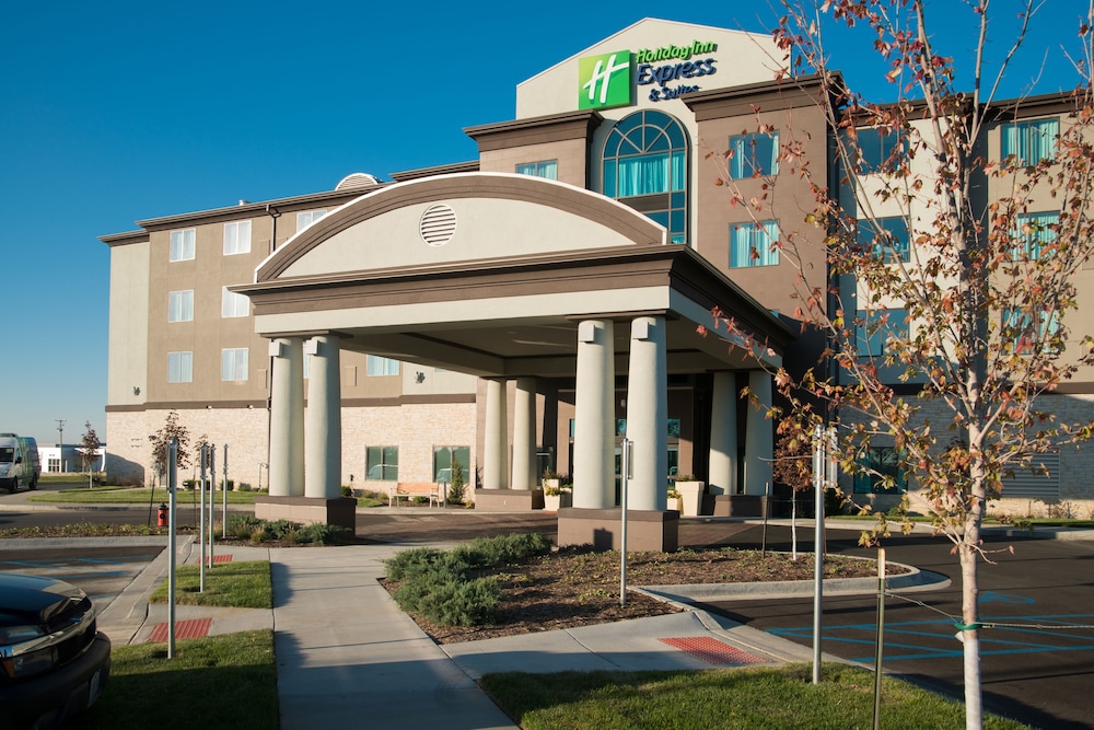 Holiday Inn Express and Suites Kansas City Airport by IHG - photo 58