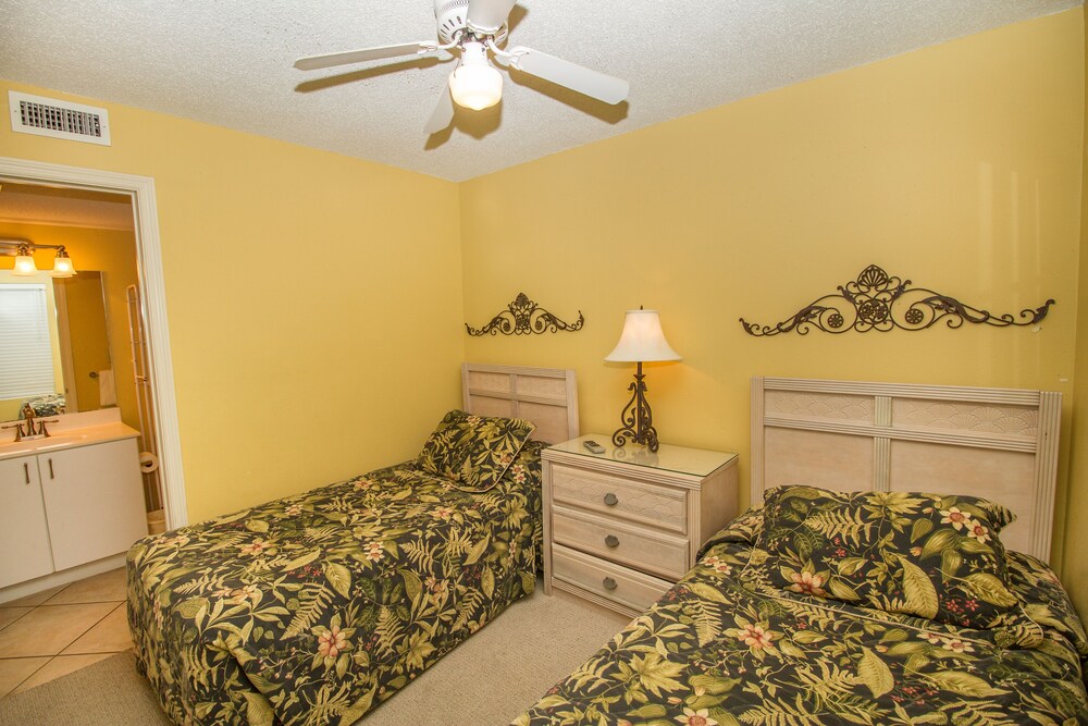 Pelican Beach Resort & Conference Center - photo 11