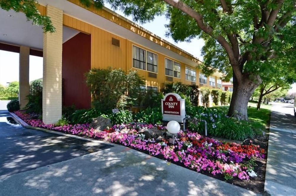 Days Inn Suites By Wyndham Mountain View — Mountain View