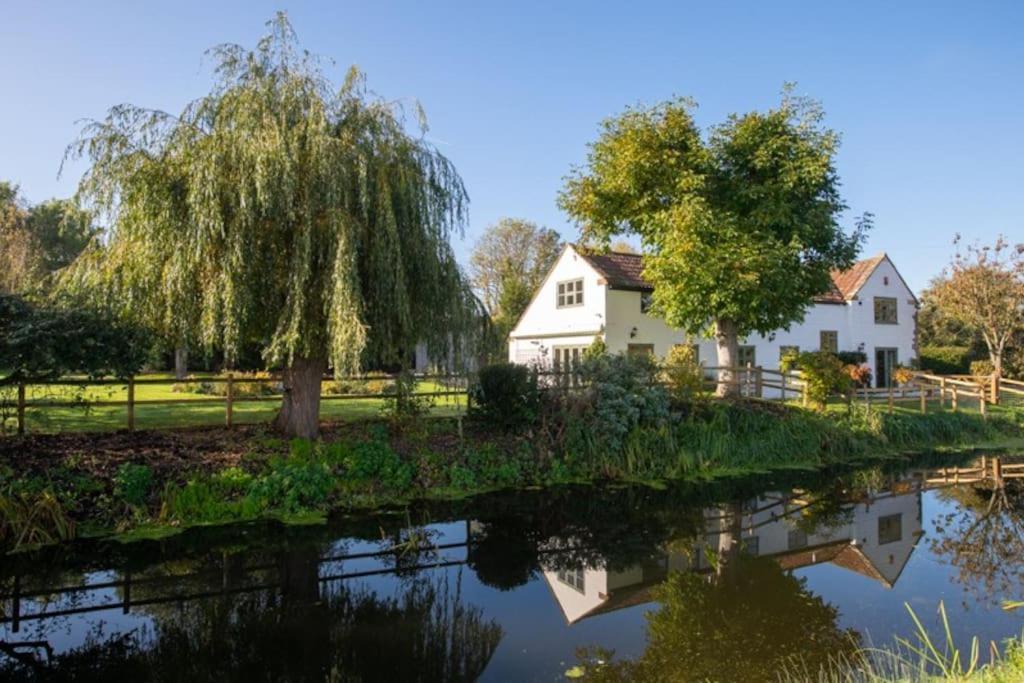 Peaceful Riverside Five Bed Cottage in Somerset — 4-Star Luxury Hotel in Langport, United Kingdom