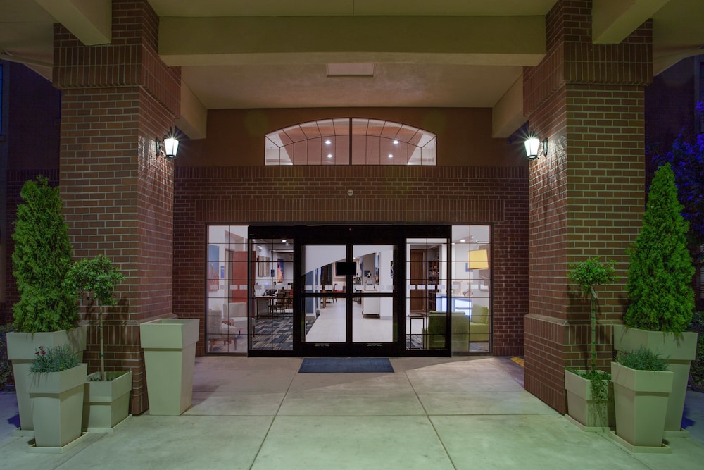 Holiday Inn Express Suites Davis University Area - carbon neutral hotel in Davis