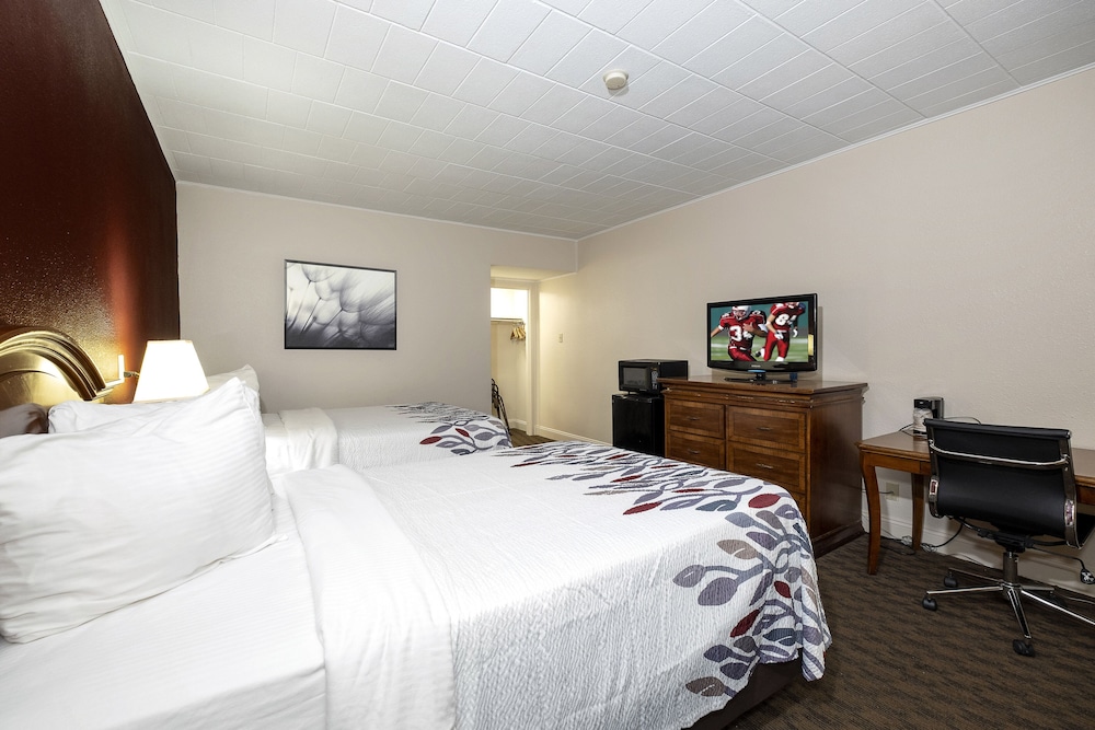 Red Roof Inn & Suites Hazleton - photo 8
