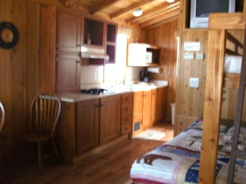 Bend Sunriver Camping Resort Studio Cabin 6 - last minute hotel in Sunriver