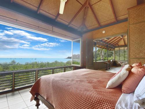 Absolute Beachfront Master - carbon neutral hotel in Unknown City