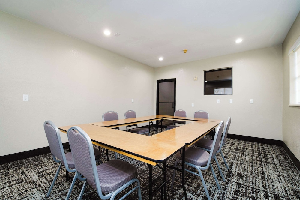 Quality Suites Houston Hobby Airport - photo 26