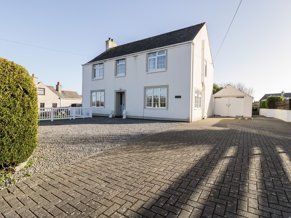 Halcyon — carbon neutral stay, Moelfre