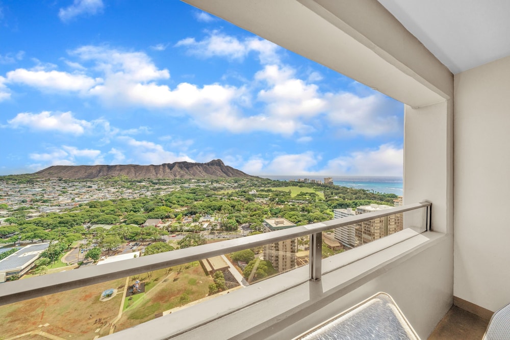 Spectacular Ocean & Diamond Head View 2 Bedroom Condo w Free Parking by Koko Resort Vacation Rentals - photo 17