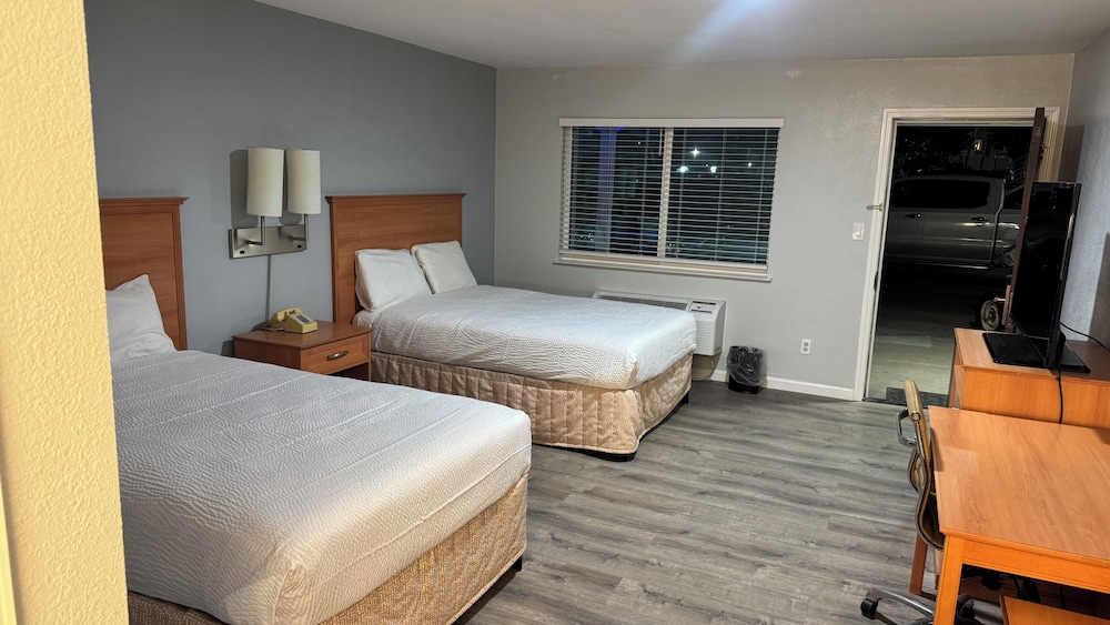 Pacific Express Inn - photo 9