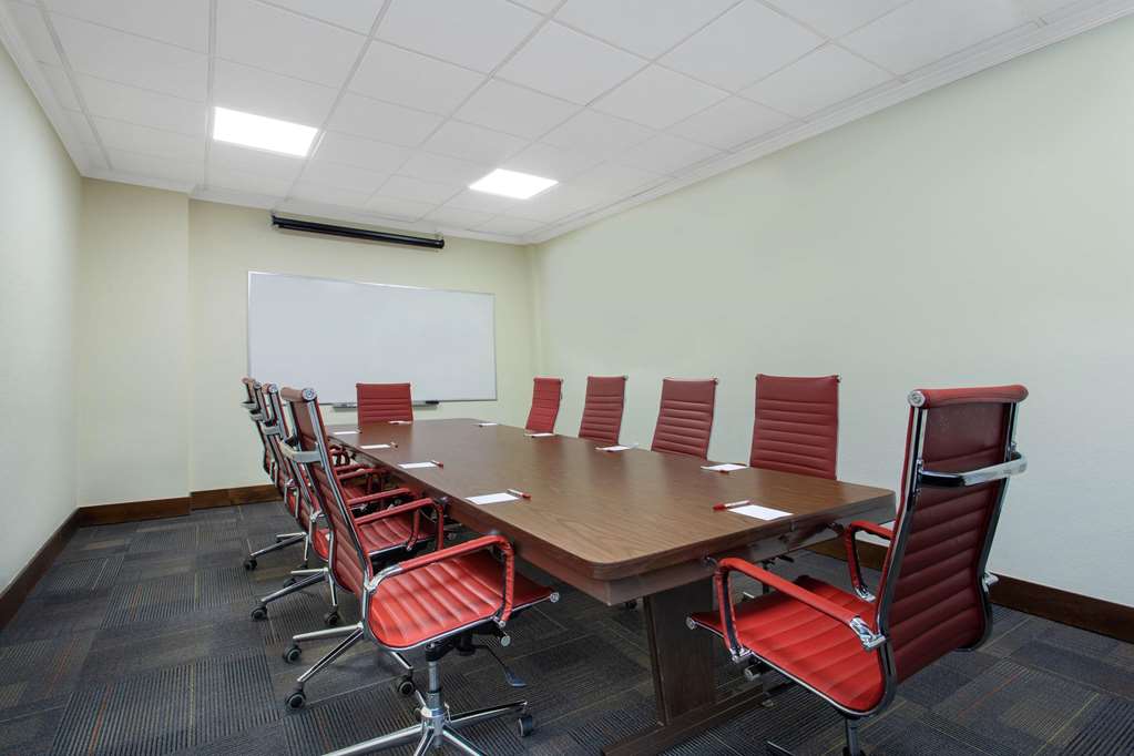 Ramada by Wyndham Tampa Westshore Airport South - photo 35