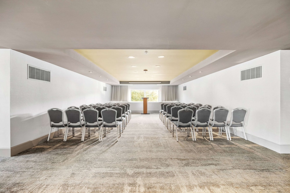 DoubleTree Suites by Hilton Hotel Huntsville South - photo 20
