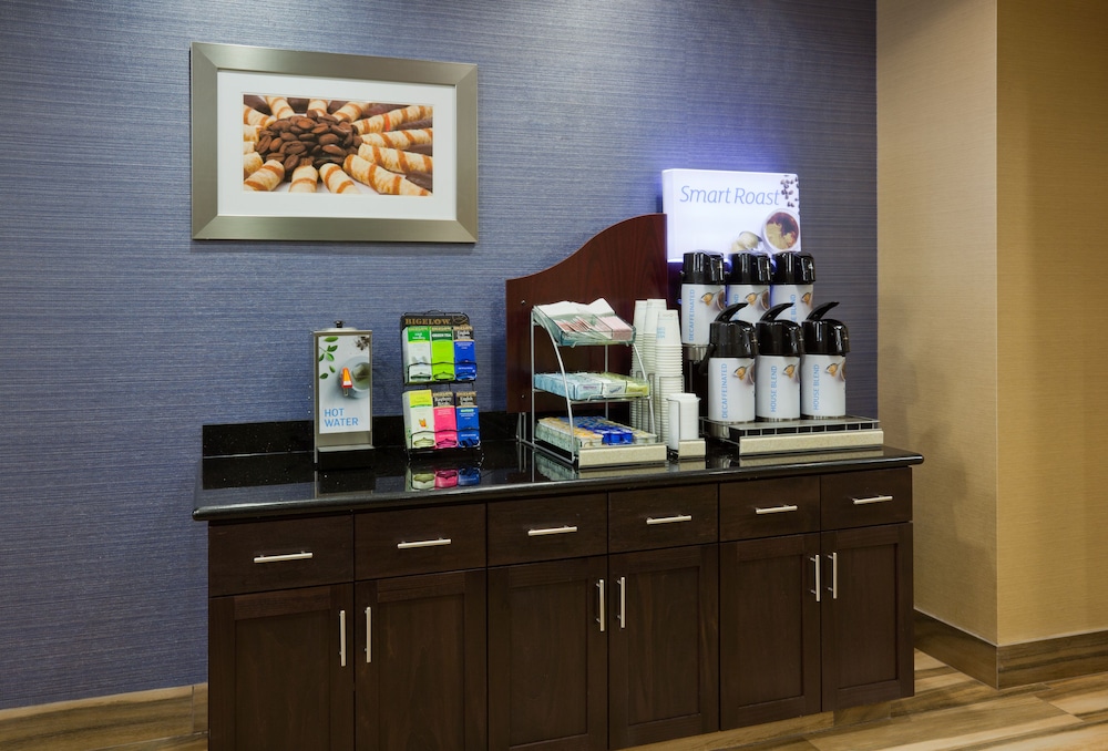 Holiday Inn Express & Suites Minot by IHG - photo 20