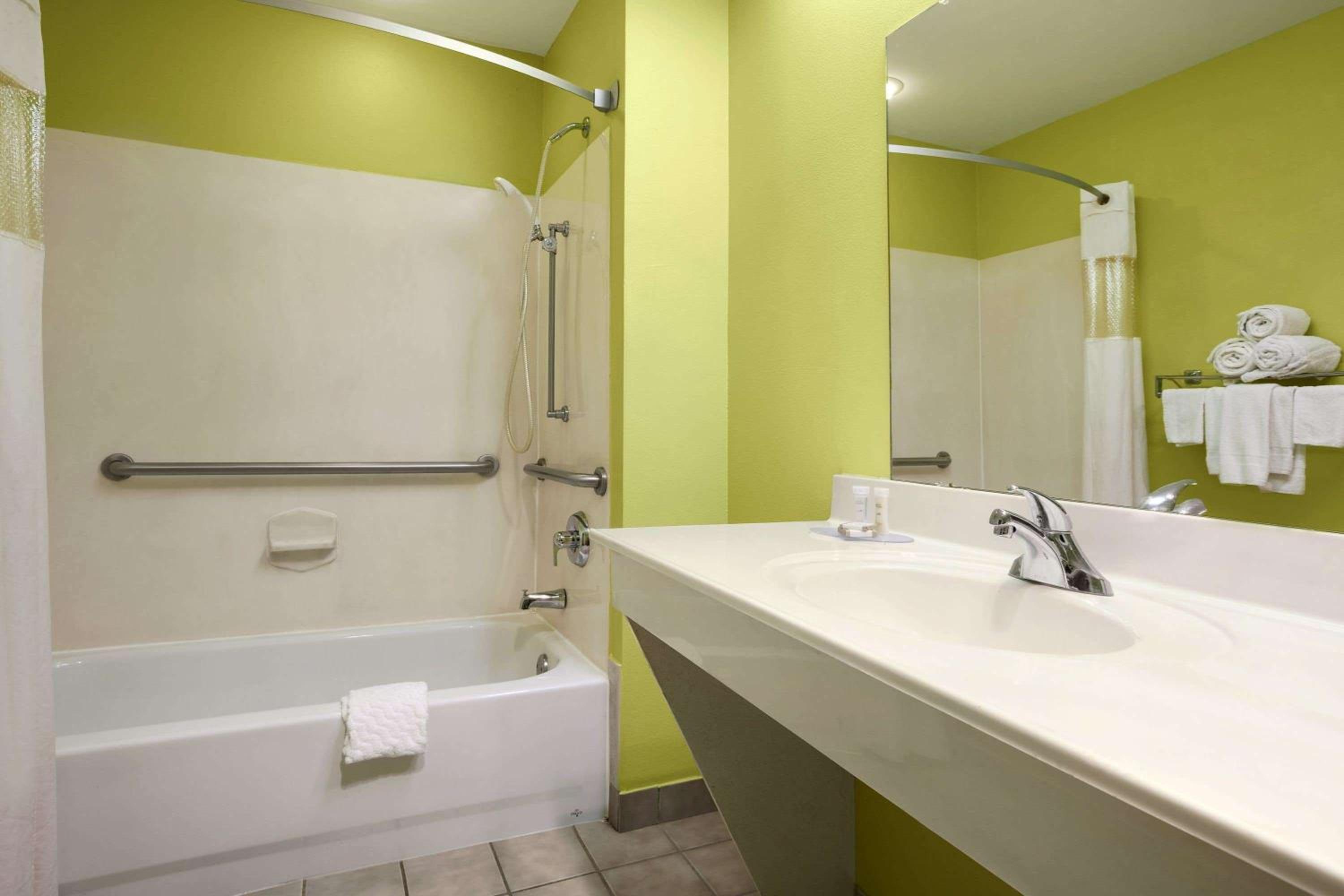 Howard Johnson by Wyndham Grand Prairie Near Lone Star Park - photo 39