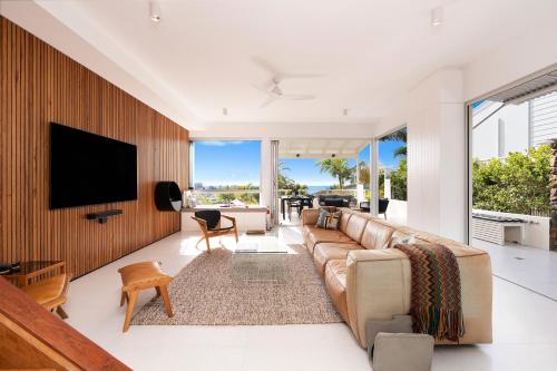 Chic Beachside Abode Sunrise Beach — 4-Star Luxury Hotel in Sunrise Beach, Australia