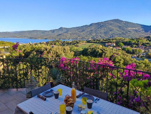 Villa KALLISTE 3 pièces avec vue mer sur les hauteurs de Propriano — 4-Star Luxury Hotel in Propriano, France