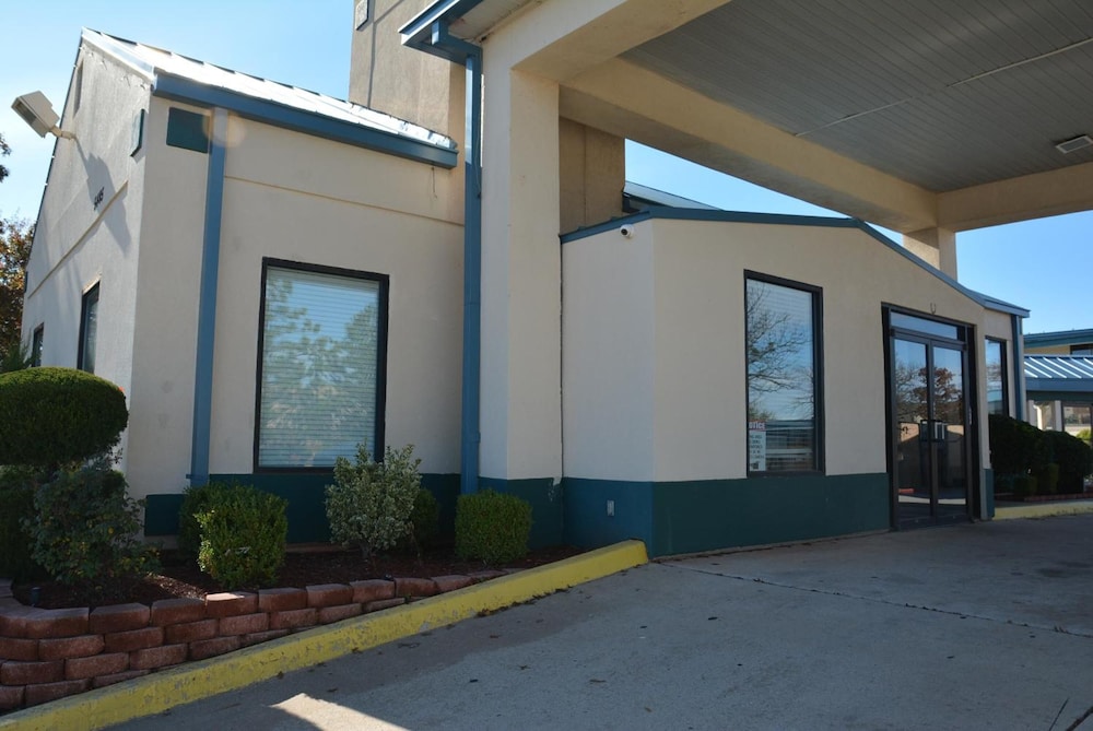 Lincoln Inn Express Hotel and Suites - photo 40