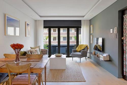 Chic Urban Escape: 2 Bedroom 2 Bath near Table Mountain