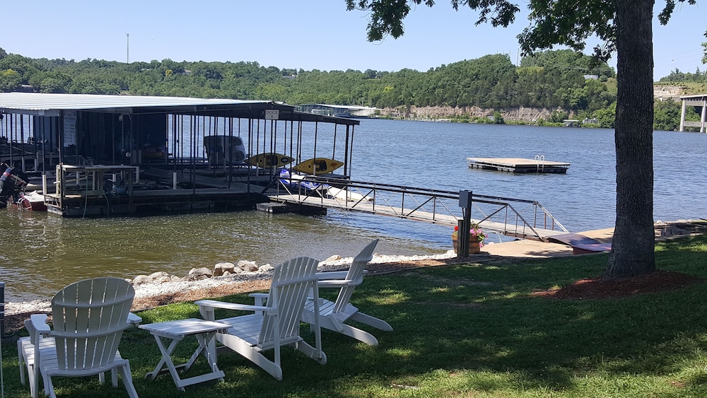 Lake Breeze Resort — hotel in Camdenton