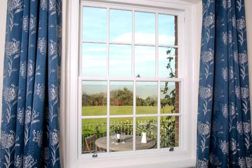 Fort Victoria Cottages Sea View Cottage — 4-Star Luxury Hotel in Yarmouth, United Kingdom
