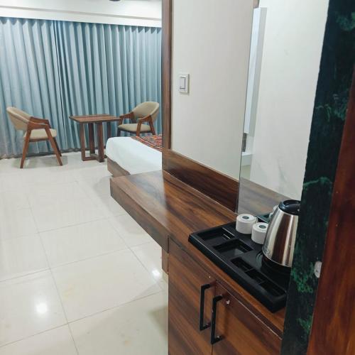 Hotel Maple Leaf - last minute hotel in Ahmedabad