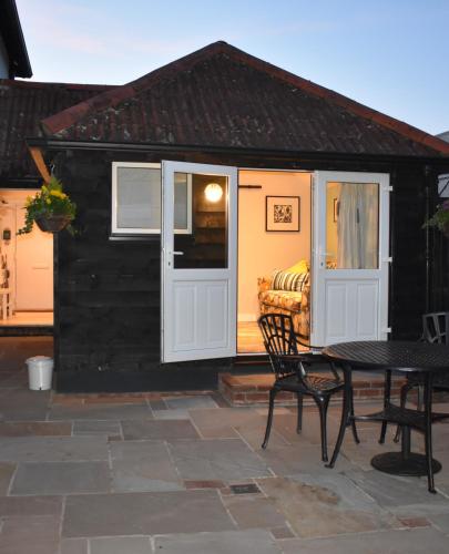 FOX'S DEN Dog friendly self contained guest suite — 4-Star Luxury Hotel in Lymington, United Kingdom
