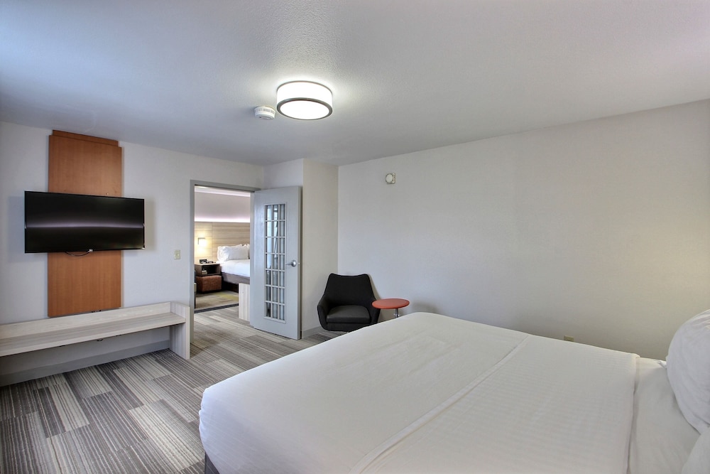 Holiday Inn Express Hotel & Suites Milwaukee Airport by IHG - photo 53