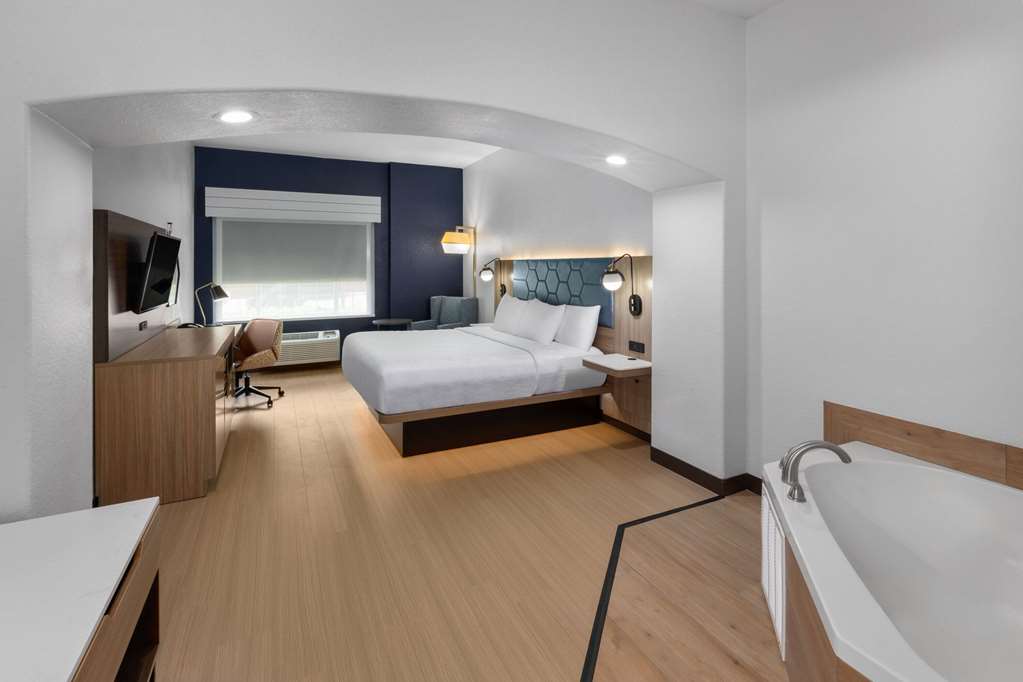 La Quinta Inn & Suites by Wyndham San Antonio Northwest - photo 40
