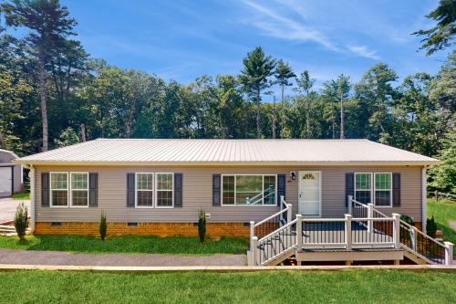 291 Midland Dr - carbon neutral hotel in Clarkesville